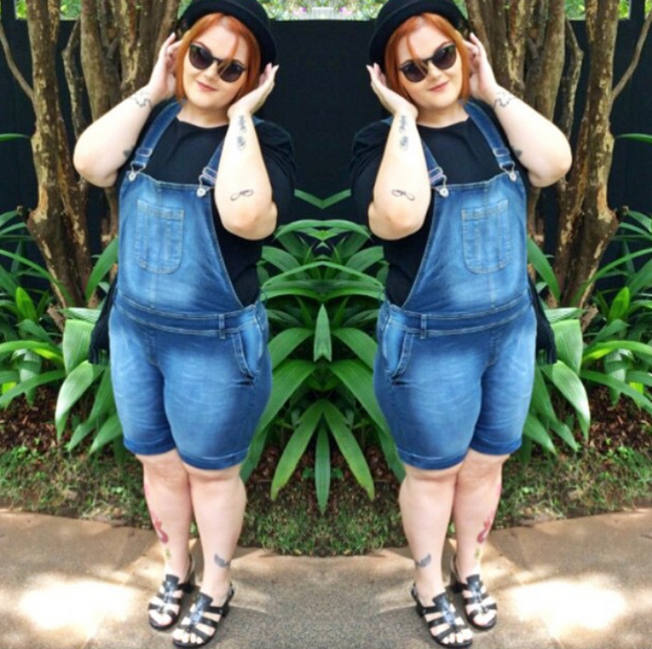look-plus-size-jardineira-jeans